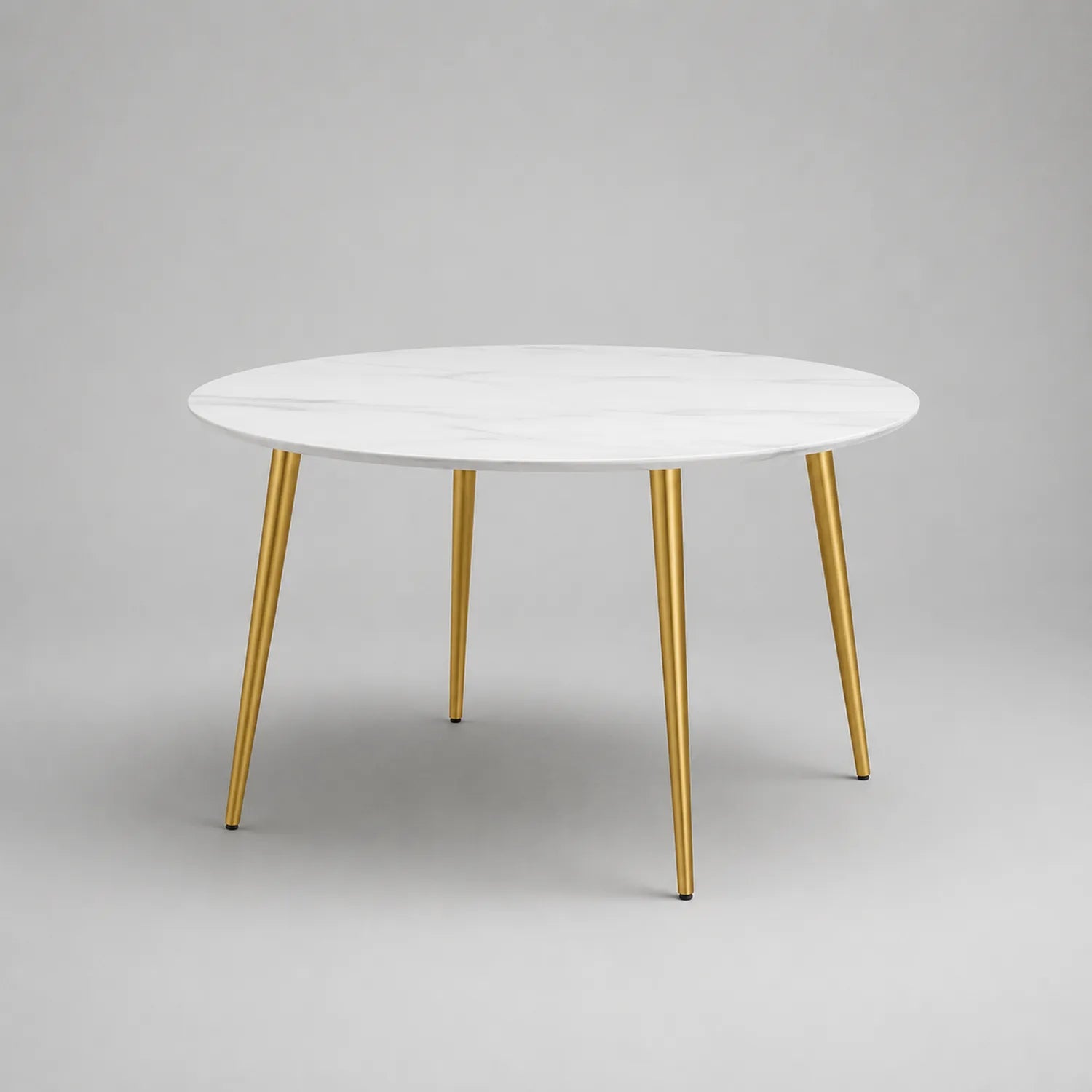Runder Tisch mit Marmoroptik und goldenen Metallbeinen